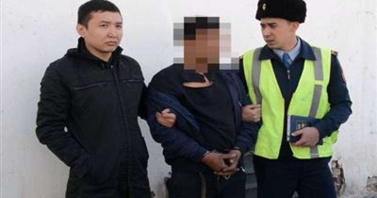 Мас жүргізушінің көлігінен есірткі мен суық қару табылды