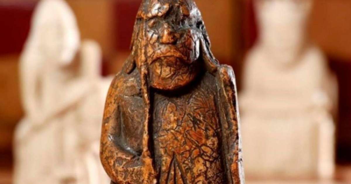 Шкафтан табылған шахмат бір отбасын бар ғұмырына жететін байлыққа кенелтті