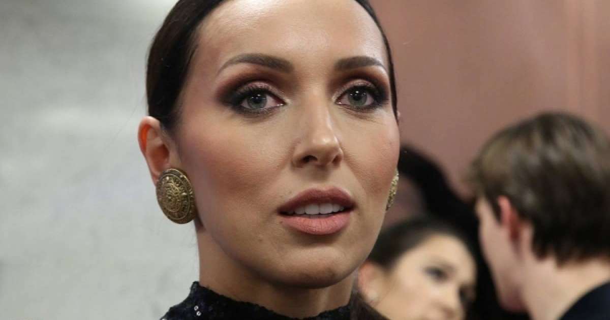 Алсу оқырмандарын қарсаққа теңеген |