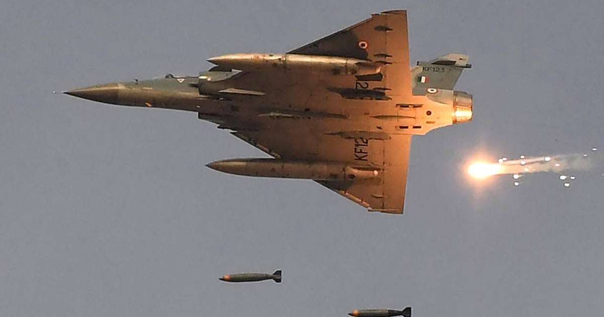 Пәкістан Үндістанның екі әскери ұшағын атып түсірді