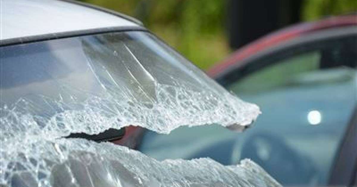 Күйеуімен ұрсысқан әйел көліктің терезесінен ұшып кетті