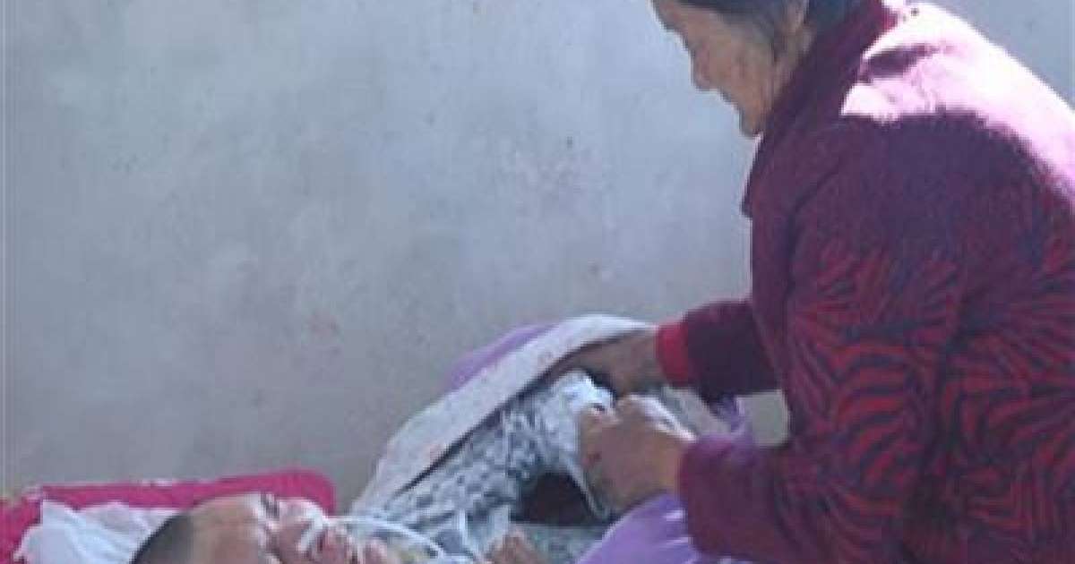 ФОТО: Анасы 12 жыл комада жатқан ұлының оянғанын көрді