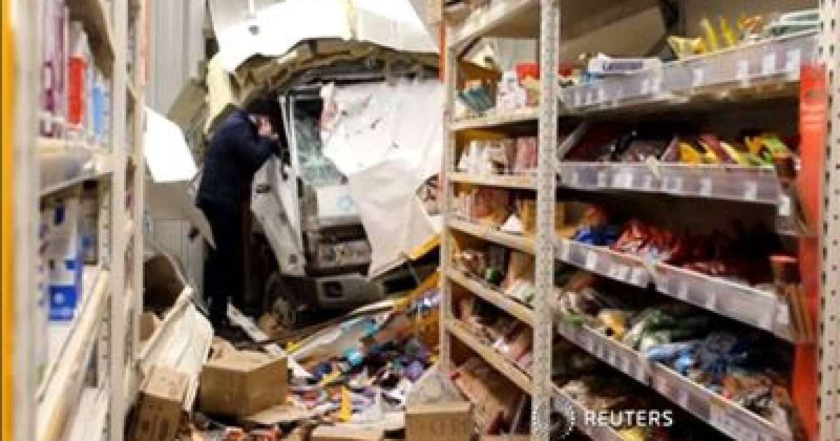 ФОТО: Жүк көлігі супермаркеттің ішіне кіріп кетті