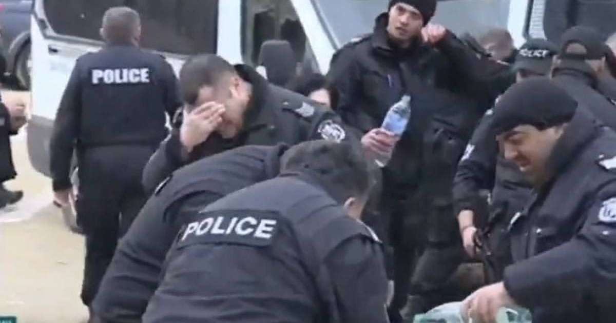 Видеошок: Халықты газбен қайтармақ болған болгар полицейлері өздері уланып қалған