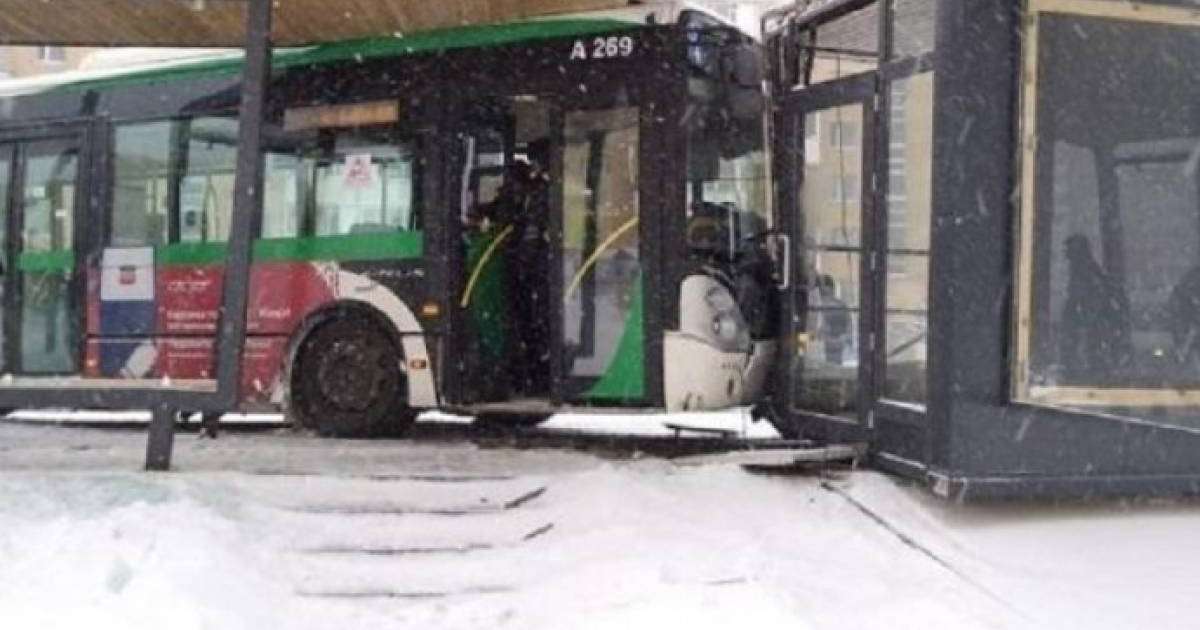 Астанада жолаушылар автобусы аялдамаға соғылды