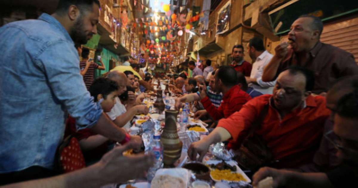 Гиннесс кітабына жаңа рекорд: 7000 адамға бір сәтте ауыз ашар берілді