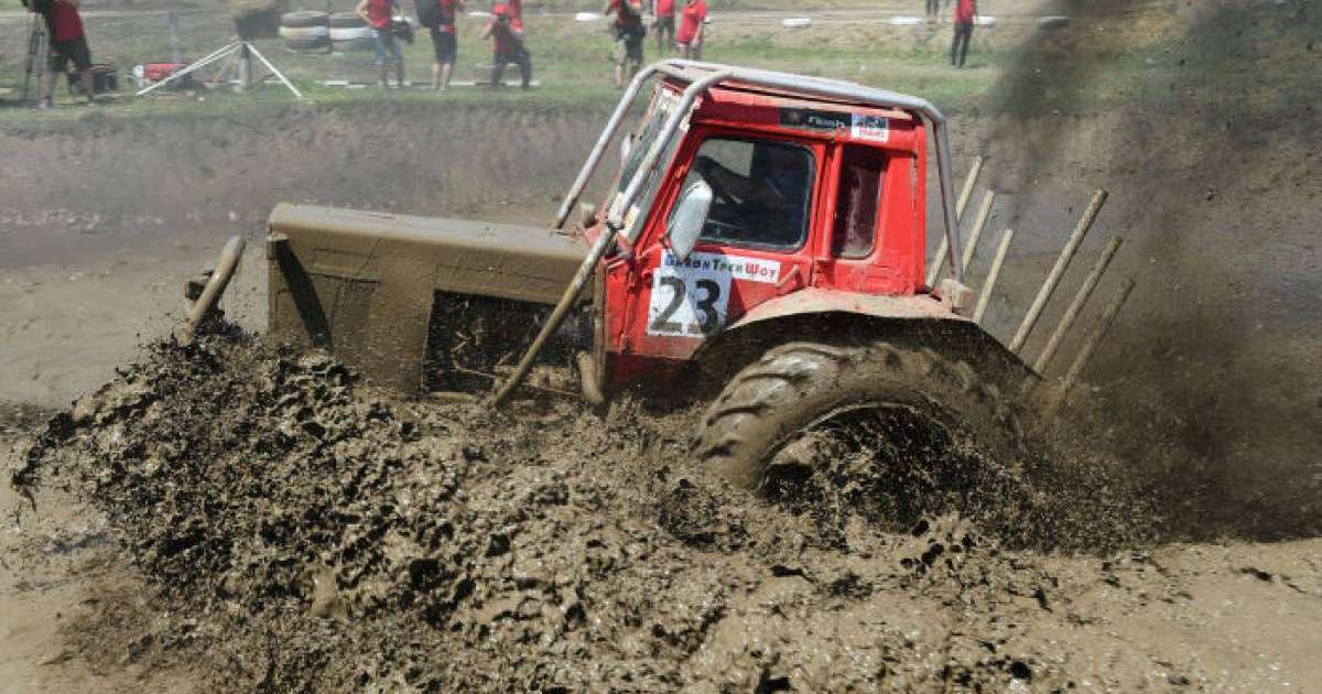 Ресейде бір топ журналисті трактор қағып кетті