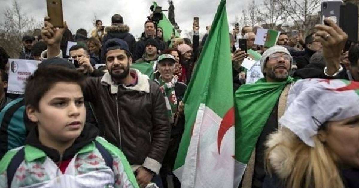 Президенттікке кандидат таба алмаған Алжир сайлауды кейінге қалдырды