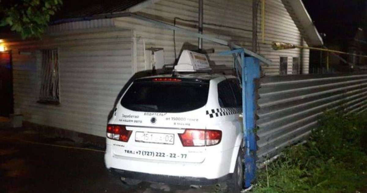 Алматыда такси мен жол талғамайтын көлік жеке үйдің шарбағын қиратты