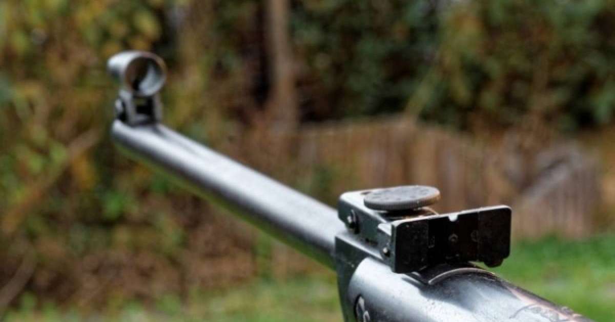 ​Оқушы сабақ үстінде сыныптасын атып алған