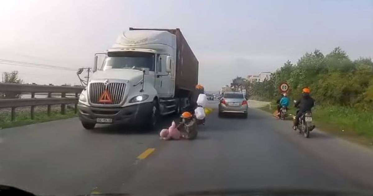 Жанкешті ана баласын құтқару үшін жүк көлігінің астына ұмтылды – қорқынышты видео