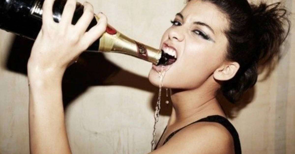 Ақтөбелік әйел ішімдікке салынған 26 жастағы қызын емдете алмай, жылап жүр - новости Казахстана