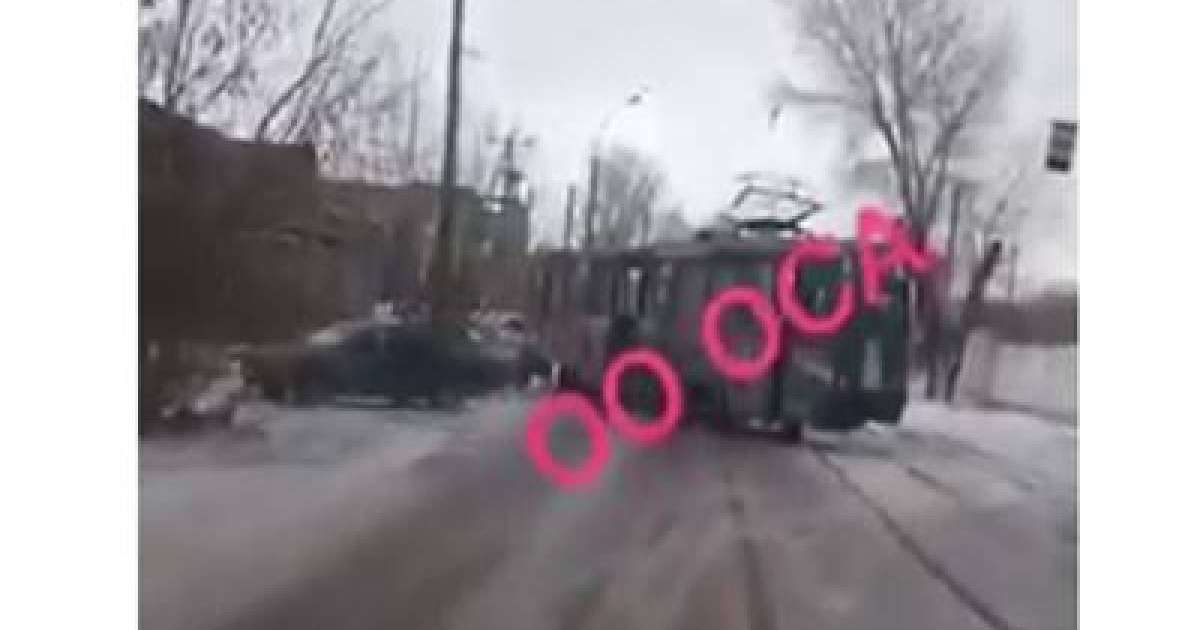 Өскеменде трамвай рельстен шығып кетті