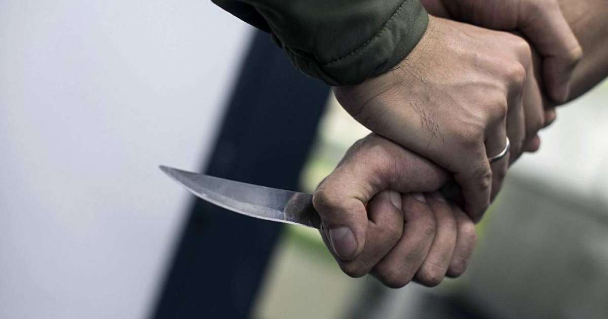 Алматы облысында баласынан айырылған әке дәрігерлерді пышақтады