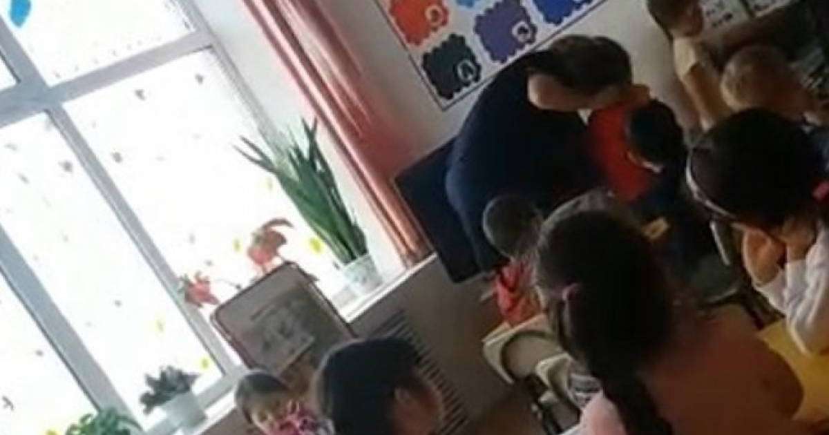 Әріп танымаған бүлдіршіндерді ұрған тәрбиеші шатылып жатыр