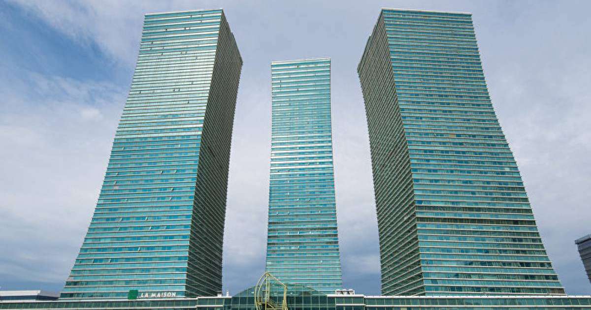 Нұр-Сұлтанда 32-қабаттан салбырап тұрған қыз жұртты шошытты