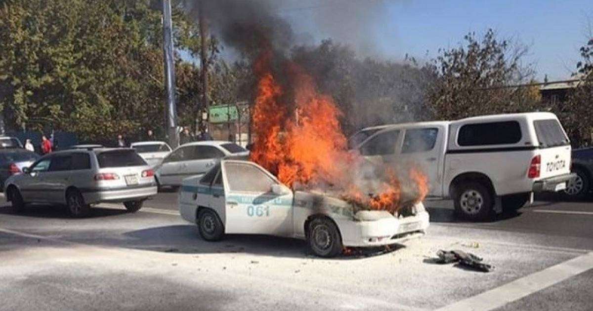 Алматыда полиция көлігі жанып кетті (ВИДЕО)