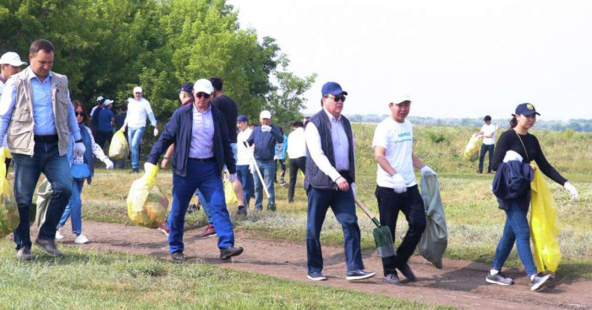 Нұр-Сұлтанда үкімет басшысы бастаған министрлер қоқыс тазалауға шықты
