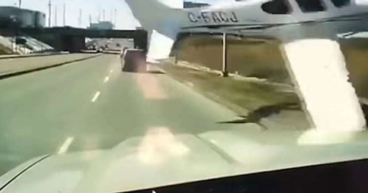 Канадада құлап бара жатқан ұшақ тас жолдағы көлікті сүріп кете жазадады