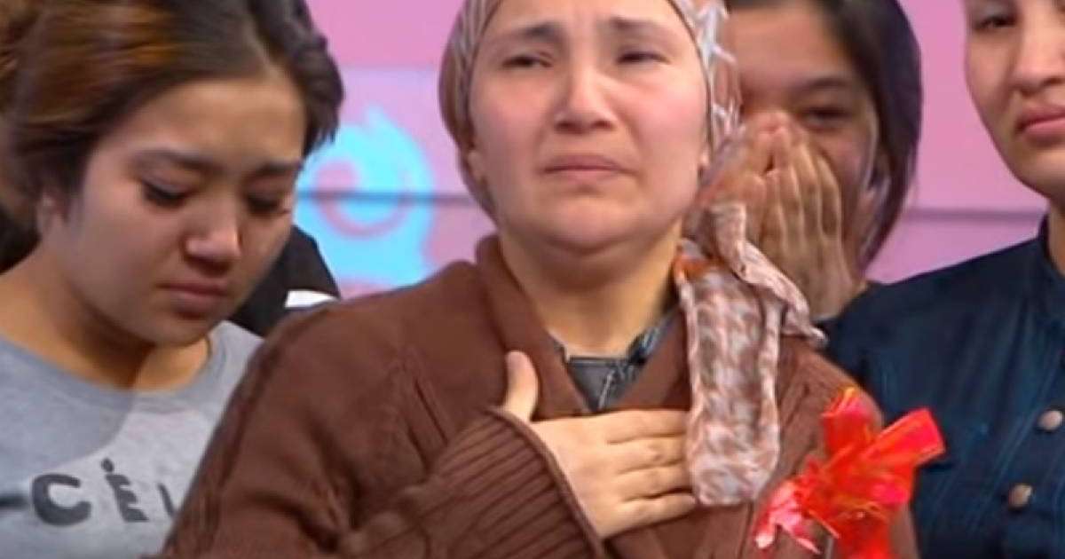 13 жасында тұрмысқа шығып, 14 жаста босанған: Он екі баланың анасына 5 бөлмелі пәтер берілді (видео)