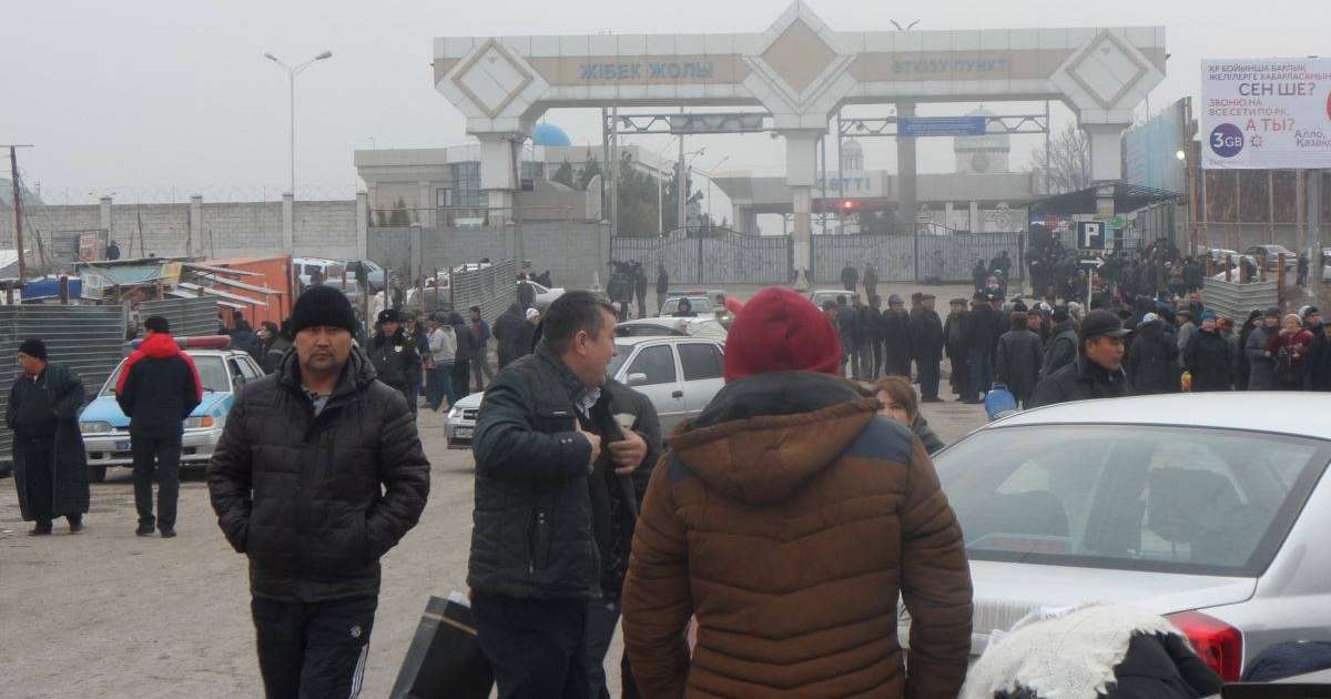 Қазақ-өзбек шекарасында 150 шақты жүк көлігі кезекте тұрғаны хабарланды