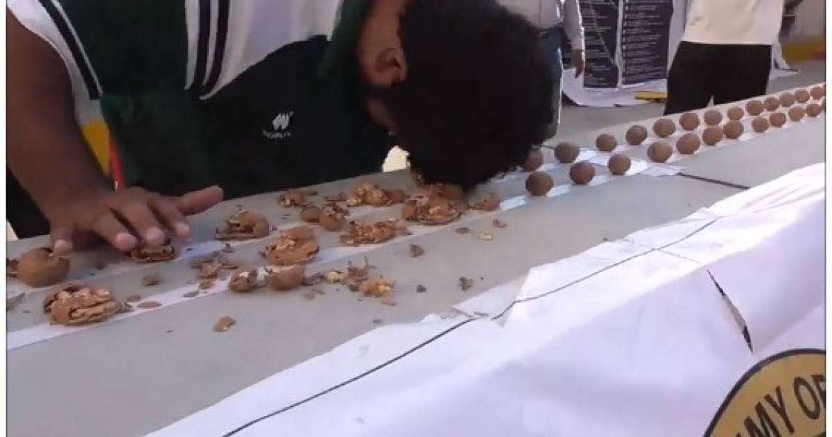 Басымен бір минутта 243 жаңғақты шағып шыққан жігіт жұлдыз болды (ВИДЕО)