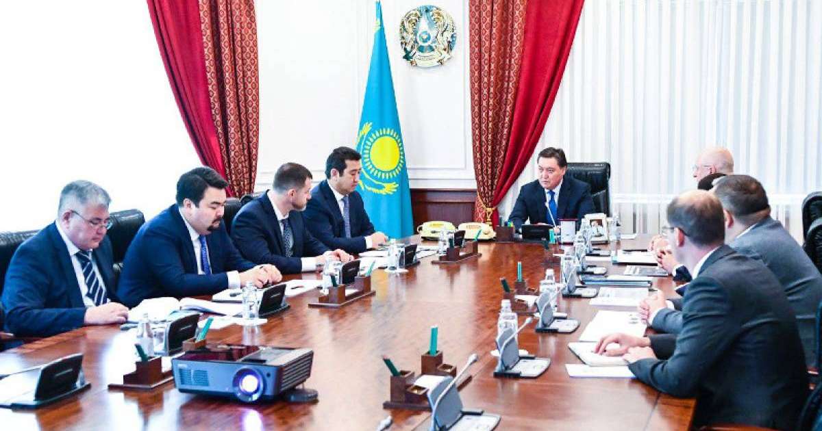 政府总理会见圣彼得堡拖拉机厂总裁谢列布利亚科夫