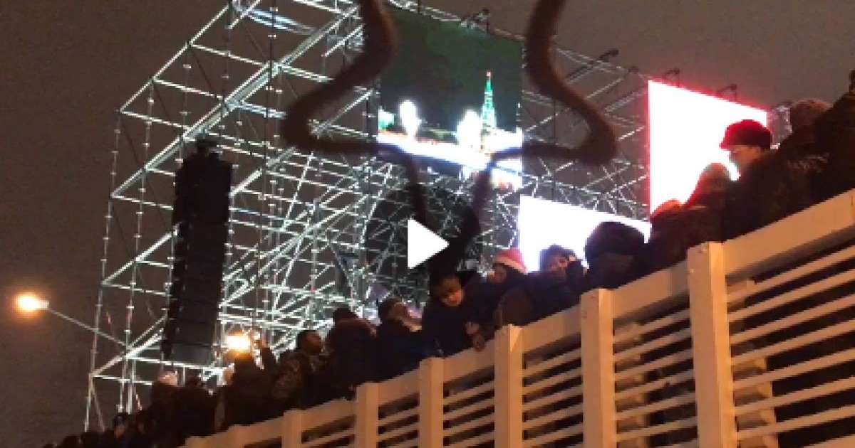 Ресейде үстінде бір топ адам тұрған көпір опырылып қалды