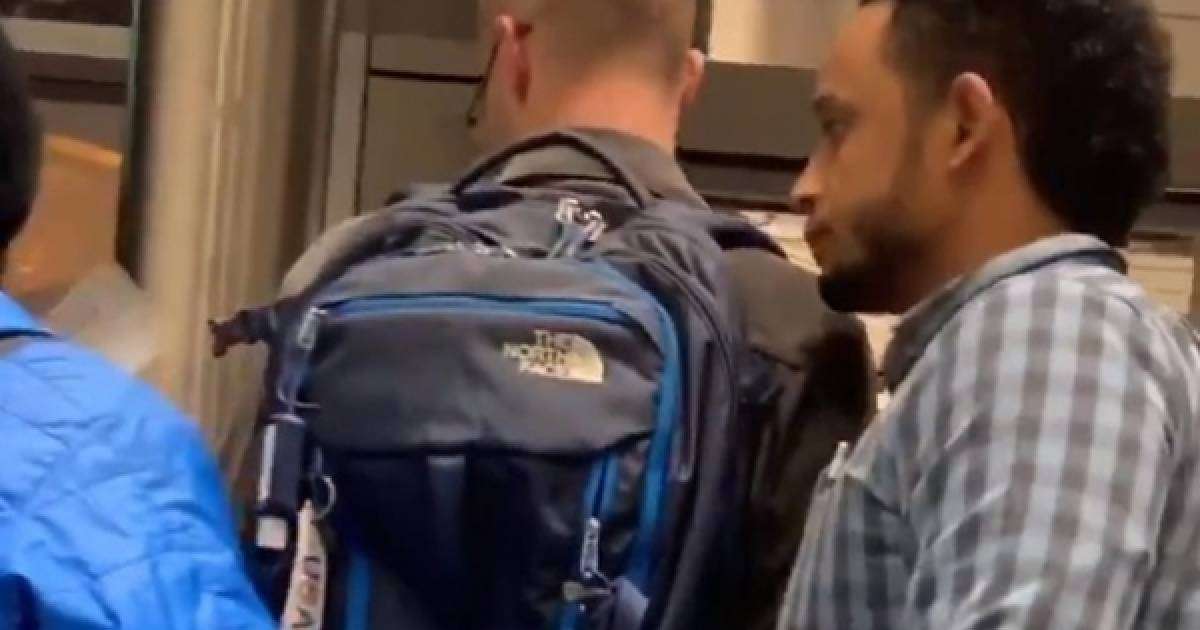 ​Әуежай қызметкерін ұрып жіберген жолаушы таспаға түсіп қалды