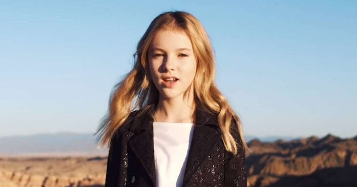 Данэлия Төлешова қазақша әнге бейнебаян түсірді (видео)