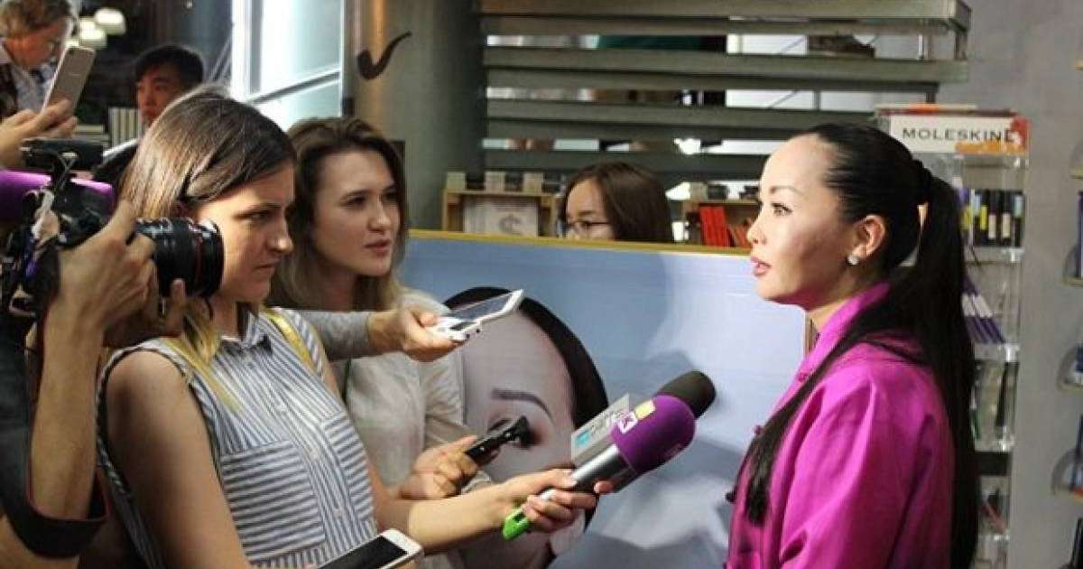 Алагөзова бірінші күйеуі жайлы: Оған тұрмысқа шығып қателік жасадым