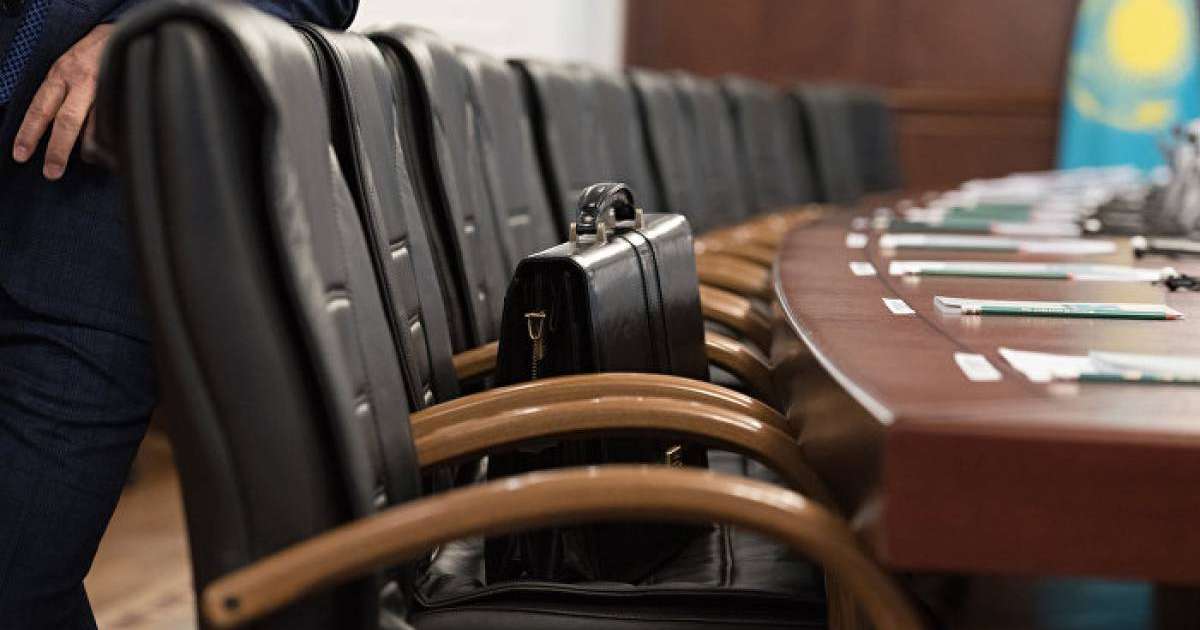  "Бәлесінен аулақ". Шенеуніктер бағалы сыйлықтарын неге өткізіп жатыр?  