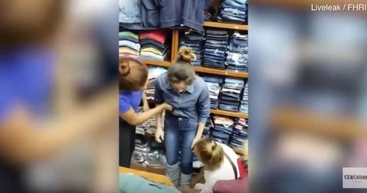 Киім ұрламақ болған бойжеткенді сатушылар аяусыз ұрып, шешіндіріп тастады (ВИДЕО)