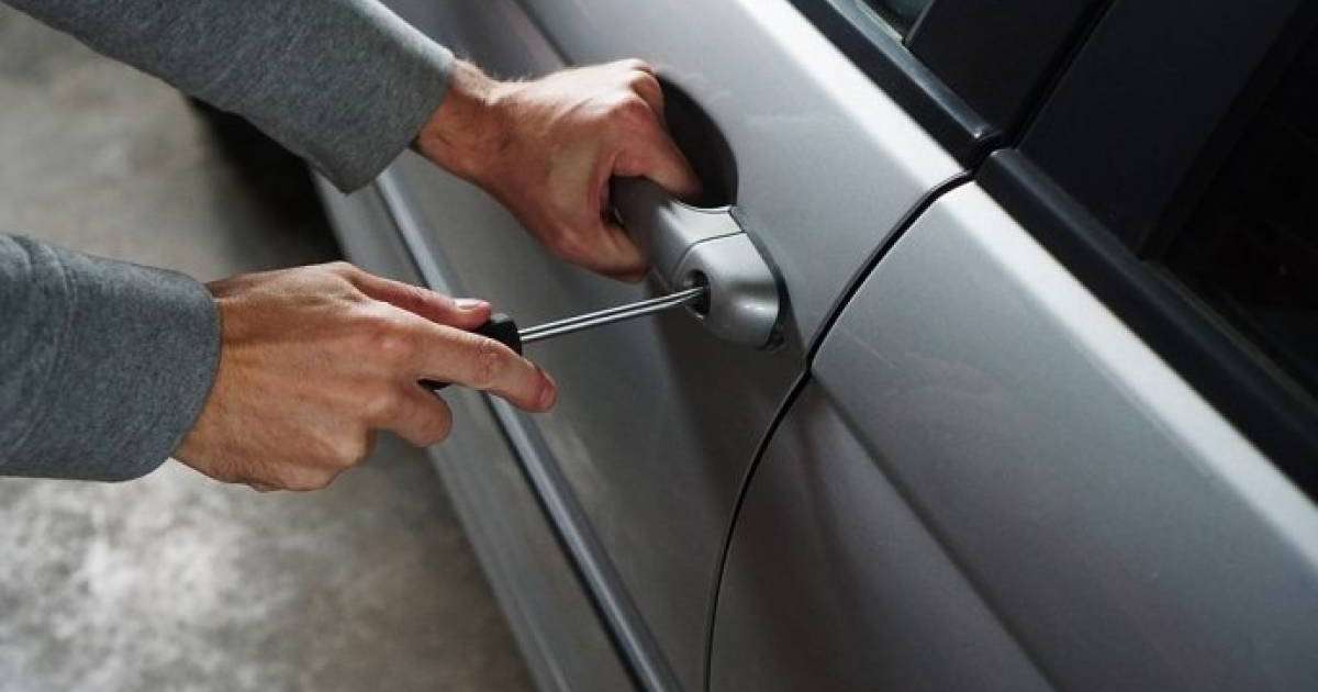 Елордалық полицейлер көліктегі заттарды тонаумен айналысқан үш адамды ұстады