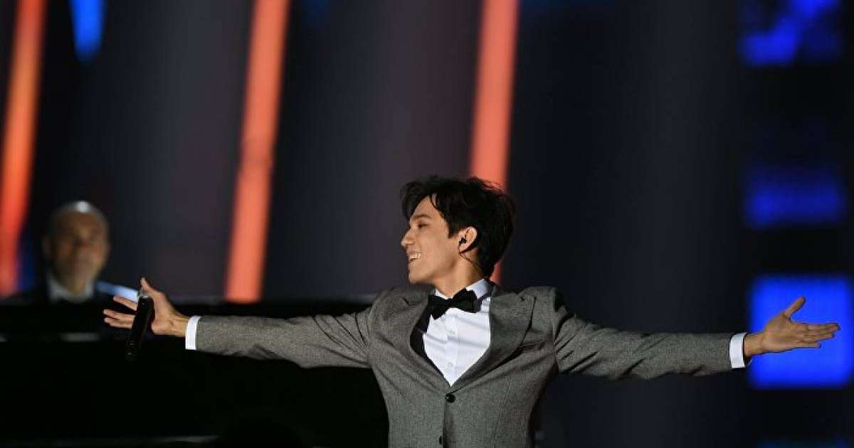 Димаш Құдайберген "Ең сәнқой жігіт" байқауында топ жарып келеді