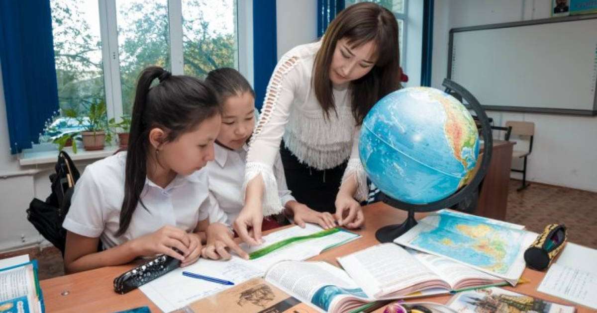 Мұғалімнің айлығы 300 мың теңге болуы керек