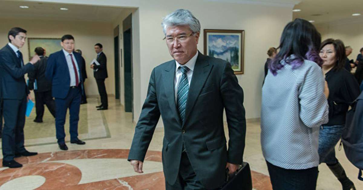 Министр Арыстанбек Мұхамедиұлы президенттер алдында виолончельде ойнады