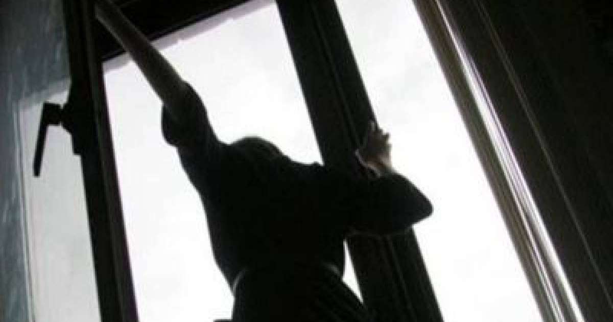 Әкімдіктегі дискотекада оқушы қыз үшінші қабаттан секіріп кеткен