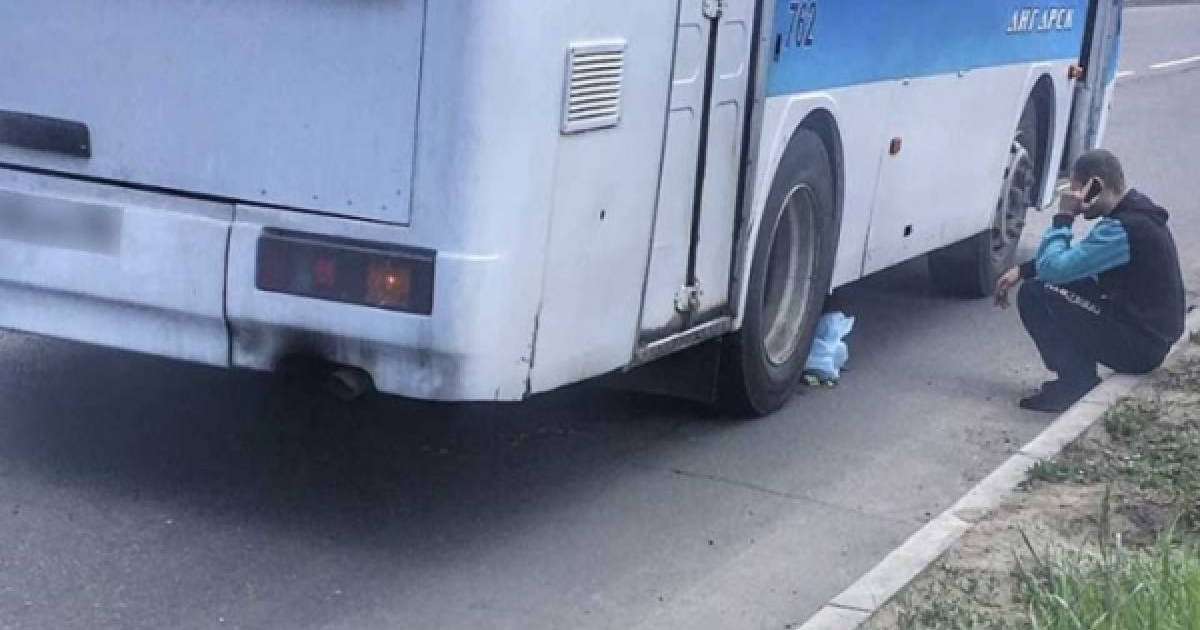 Видеошок: Төрт жасар баланы әкесінің көзінше автобус қағып мерт қылған