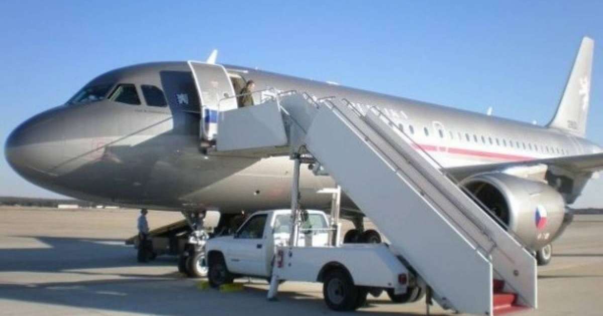 Премьер-министрдің оққағары ұшаққа оқ атқан