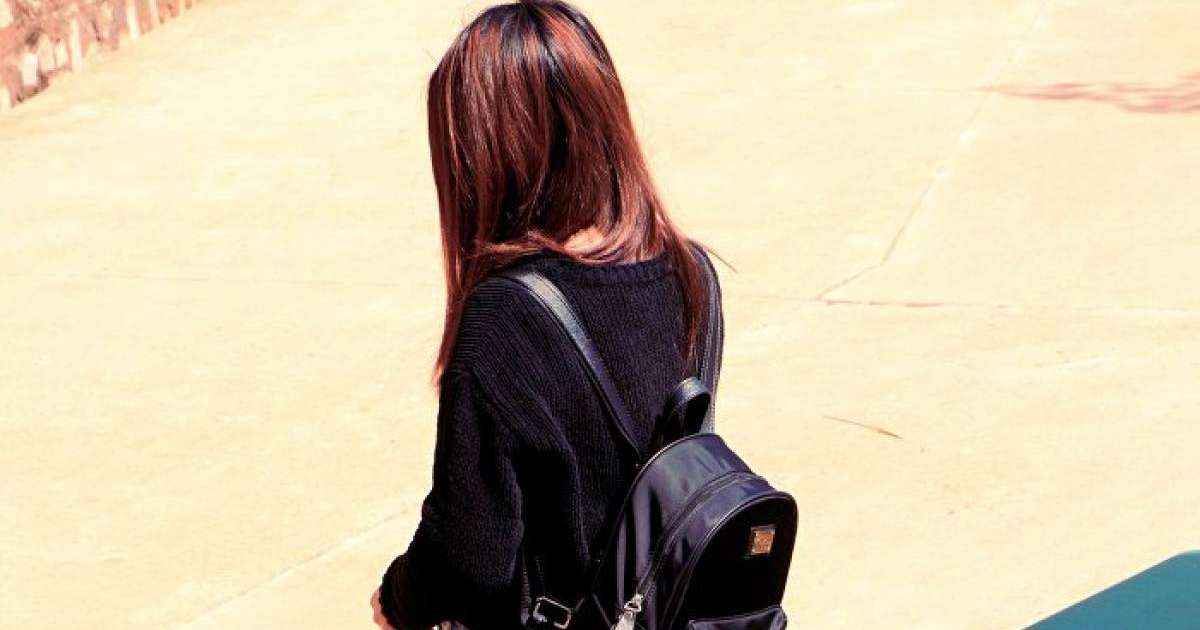 Жас қыз ұрыны аяғымен қысып, тырп еткізбей ұстап жатты – видео