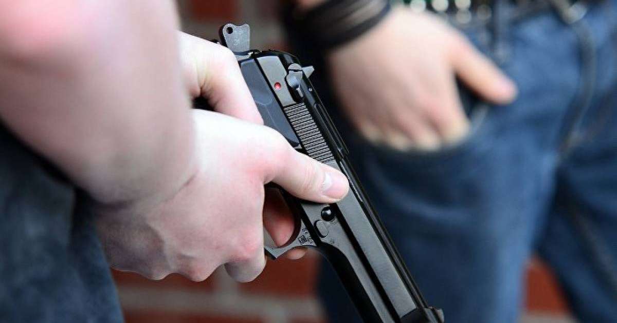 екі жігіт ойыншық тапаншамен кеңселерді тонаған