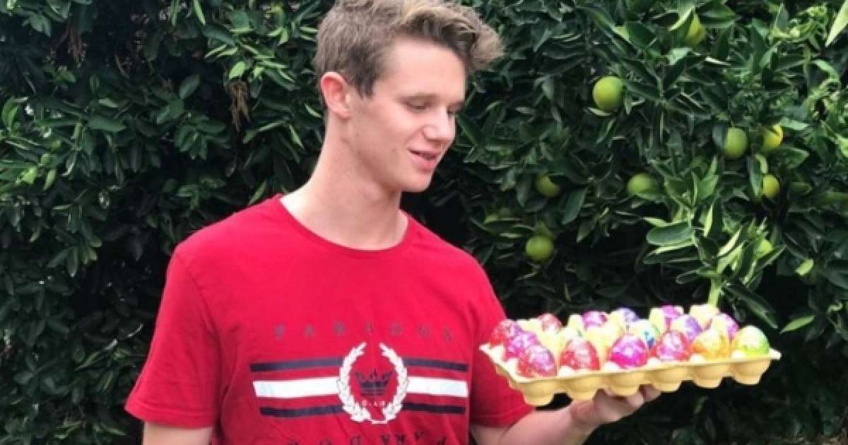 Видеошок: Саясаткердің басына жұмыртқа жарған жігіт байып кеткен