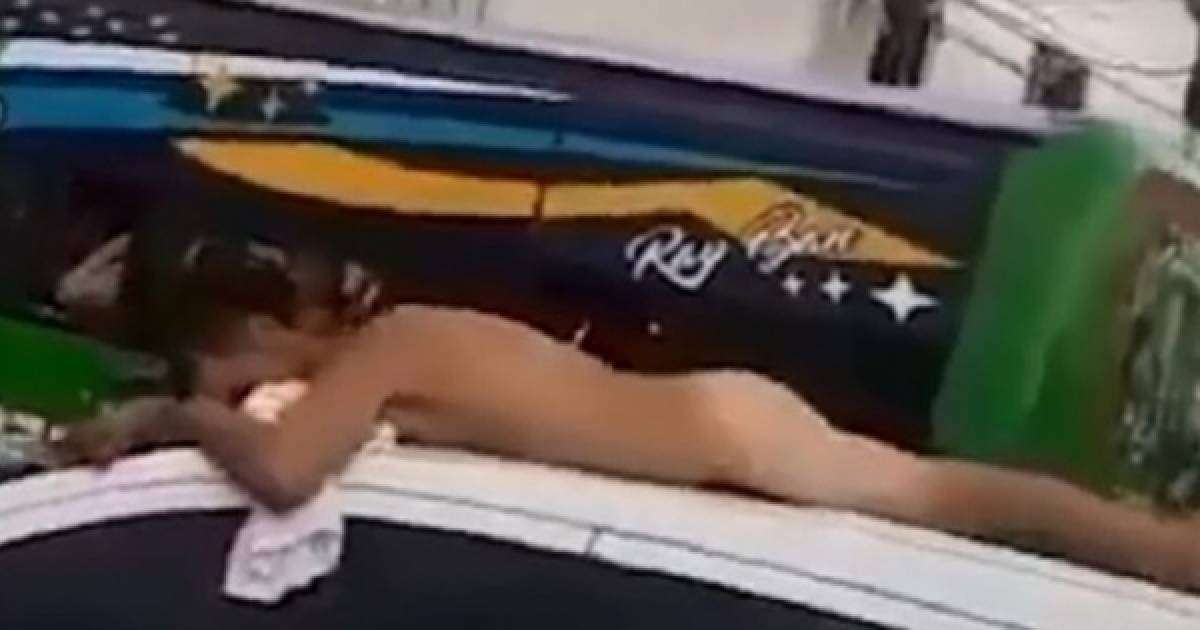 ​Әйелі көзіне шөп салған күйеуін көшеде жалаңаш сүйреткен