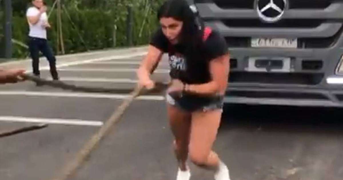 Дарья Нестерова 17 тонналық көлікті сүйреді