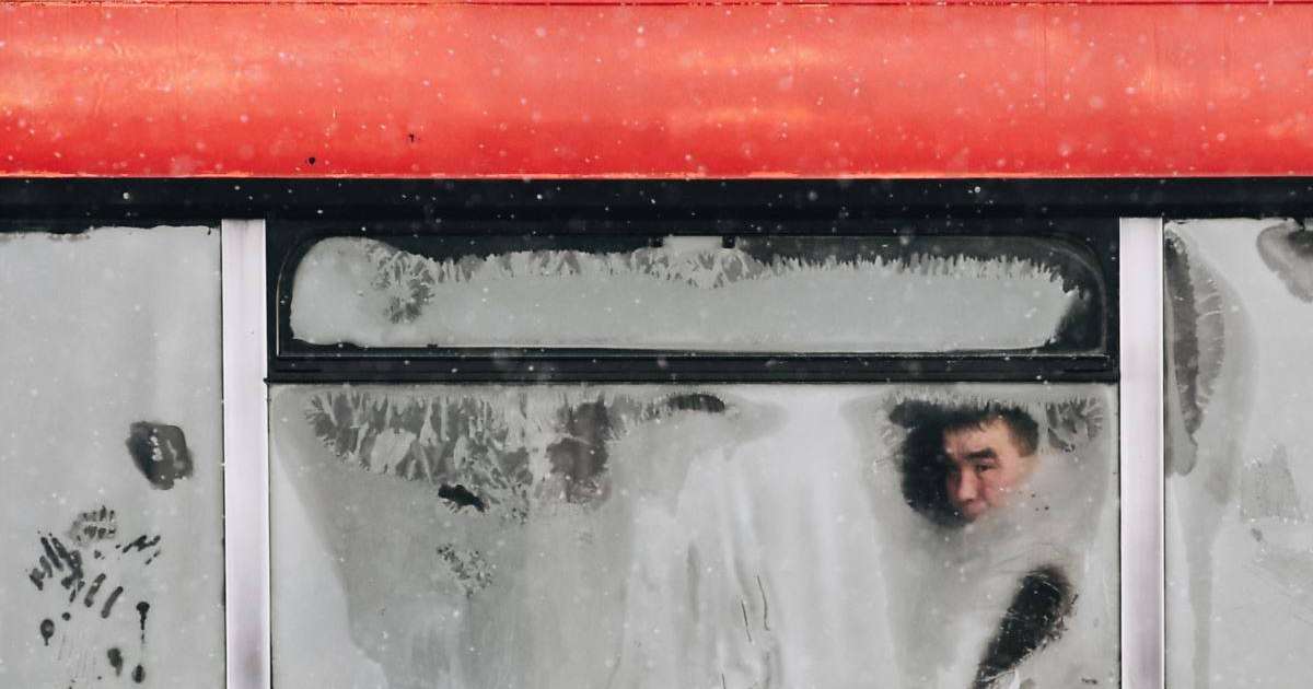 Қарағандыда жол апатына ұшыраған үш адам ауруханаға жеткізілді