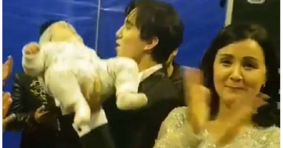 Димаш Құдайберген қазақтың ырымын жасады