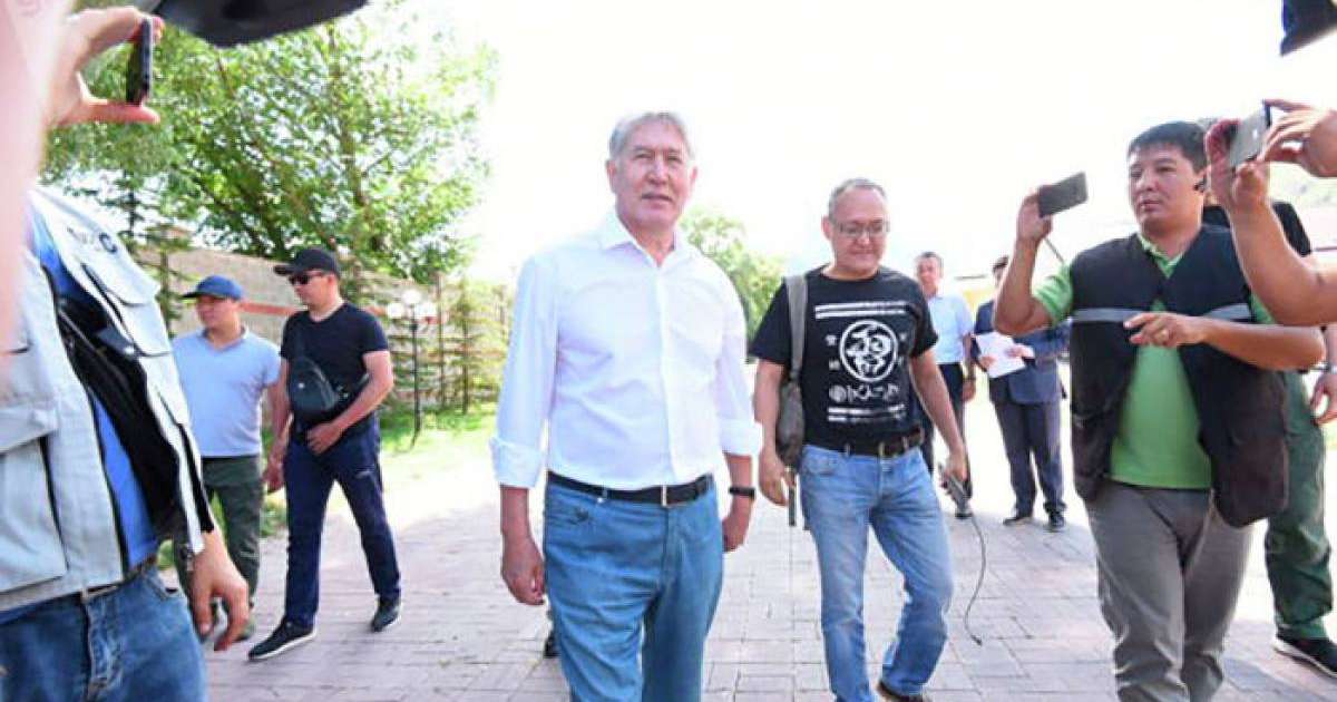 Полицейлер Атамбаевтың үйіне кіре алмады