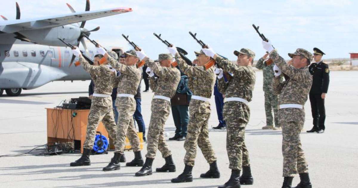 Тікұшақ апатынан қаза тапқан әскерилердің отбасына бес жылдық жалақы төленеді