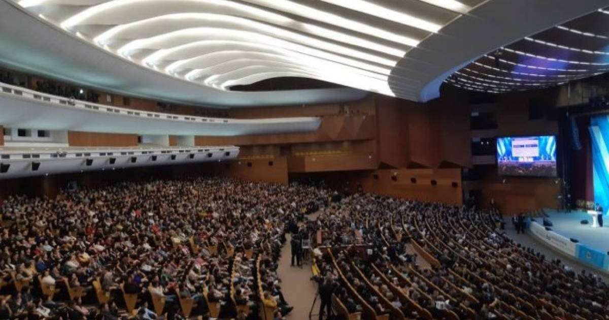 "Тәртіп сақтаңыздар!". Алматы әкімінің есептік кездесуінде шу шықты